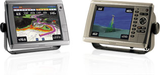 GPSMAP 7012 à gauche avec vue 3D; GPSMAP 6008 à droite avec vue 3D marine